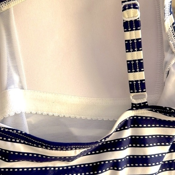 NWOT Women’s Nip Tuck Blue & White Striped Multi Fit Cup One Piece Swimsuit Sz 6 - Picture 11 of 11